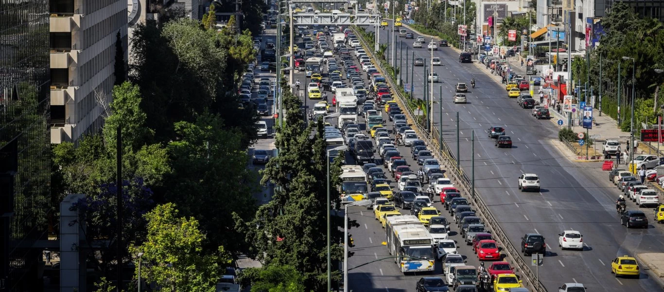 Βίντεο ντοκουμέντο από σοκαριστικό τροχαίο στη Συγγρού - Πεζός πήγε να περάσει τον δρόμο και τον χτύπησε αυτοκίνητο